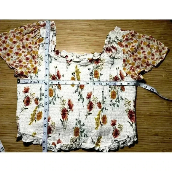 Torrid Warm Sunset Floral Smocked Flutter Sleeve Crop Top 1 (1x) EUC - Picture 13 of 15